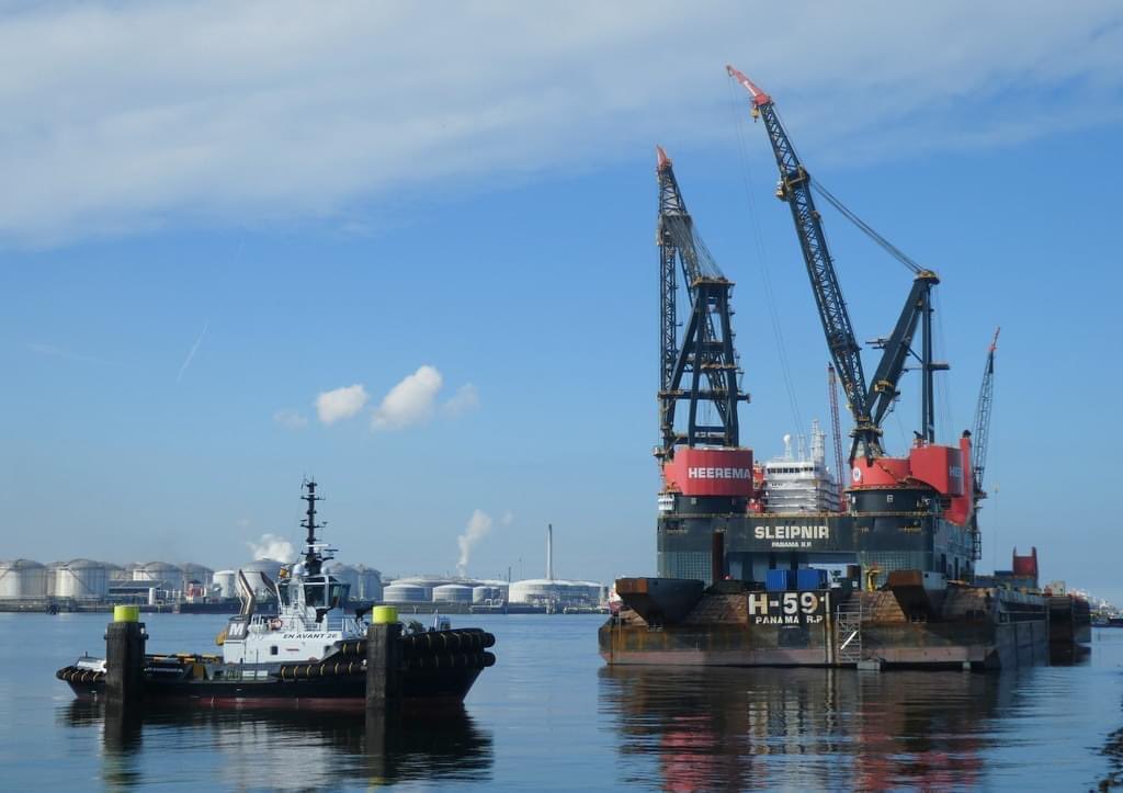 📸 | 𝗙𝗿𝗶𝗱𝗮𝘆 𝗣𝗶𝗰𝘁𝘂𝗿𝗲: 𝗘𝗡 𝗔𝗩𝗔𝗡𝗧 𝟮𝟲
A few weeks ago this beautiful photo was taken of our tugboat EN AVANT 26 waiting for the next job with crane vessel Sleipnir in the backgroud!

📍 Port of Rotterdam

Picture by Jan Oosterboer - Havenvrienden Rotterdam