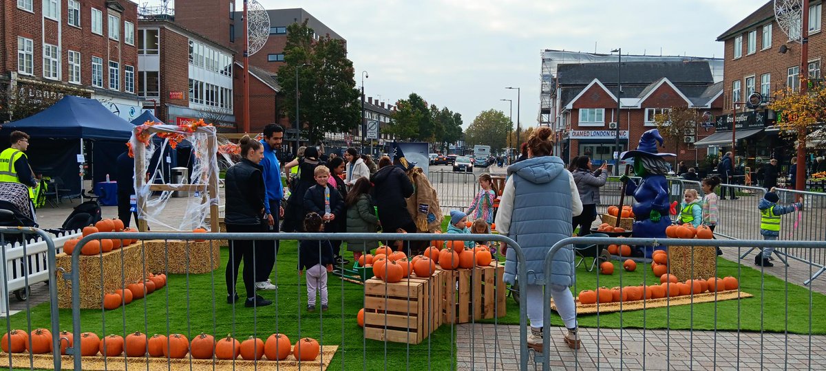 LoveWXHerts's tweet photo. We'd like to say a big thank you to everyone who attended the Halloween Pumpkin Patch yesterday 👻🧛🥳

The day was a roaring success and a good time was had by all. So once again, thank you to the entertainers, helpers, residents and visitors who made the day so special ❤️ https://t.co/U6C93JDr9Y