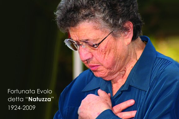 paracleto4's tweet photo. 1° Novembre: mentre il Cielo festeggia tutti i Santi, ricordiamo con amore il 15° anniversario del transito di Mamma Natuzza.
'Sono una povera ignorante', diceva, ma il suo cuore era cattedra di sapienza divina. Nel suo grembiule di madre ha asciugato oceani di lacrime.
#Natuzza https://t.co/FOzjAhsD3e