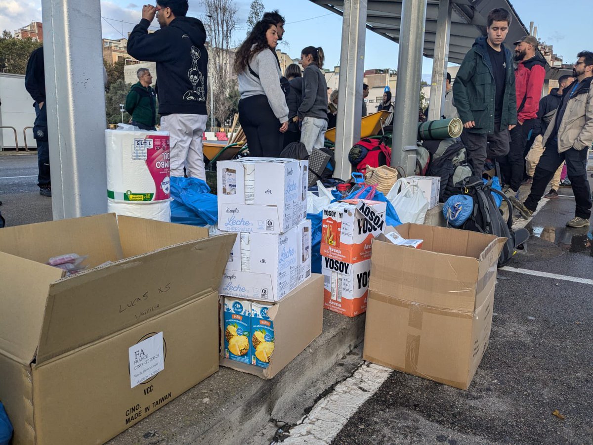 JordiGraupera's tweet photo. Sortim. Farem el possible per arribar. 

Gràcies a tots: més de 1000 inscrits per a les properes setmanes. Un repte logístic.

Si voleu inscriure-us o fer una donació: 

https://t.co/Aahf5wtzCP https://t.co/xjTFX32OU2