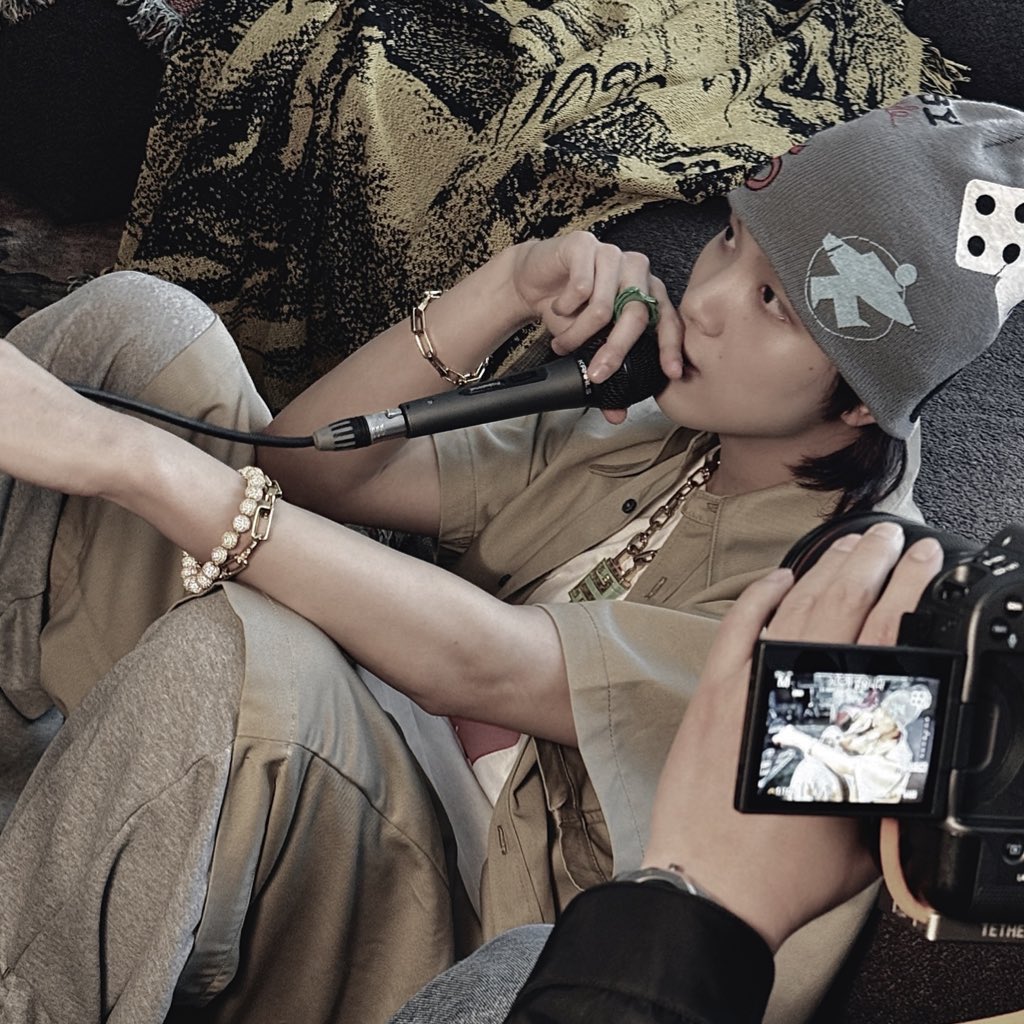 Another remarkable arrival marked the success of a great release with Walk Jacket behind-the-scenes photo. The beanie detail and the way I express something I truly love were fully captured through the lens, creating a true visual hit for all eyes.