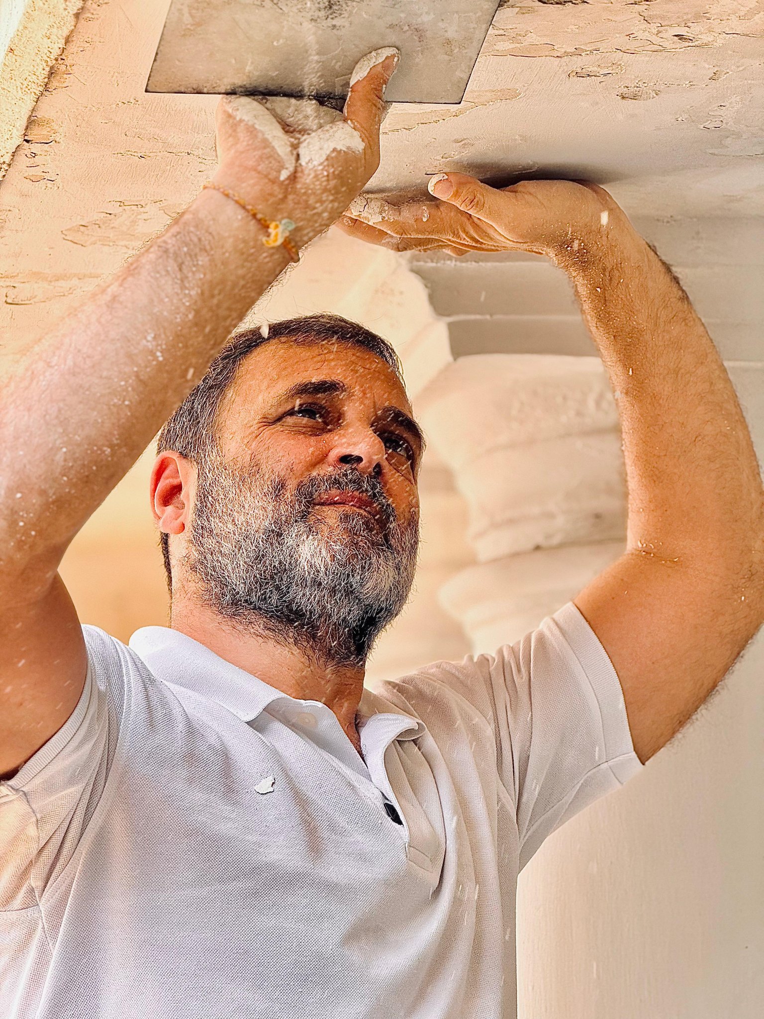 10 जनपथ में मजदूरों संग काम करते दिखे नेता प्रतिपक्ष राहुल गांधी, एक दिवाली… -Leader of Opposition Rahul Gandhi was seen working with laborers at 10 Janpath, one Diwali…