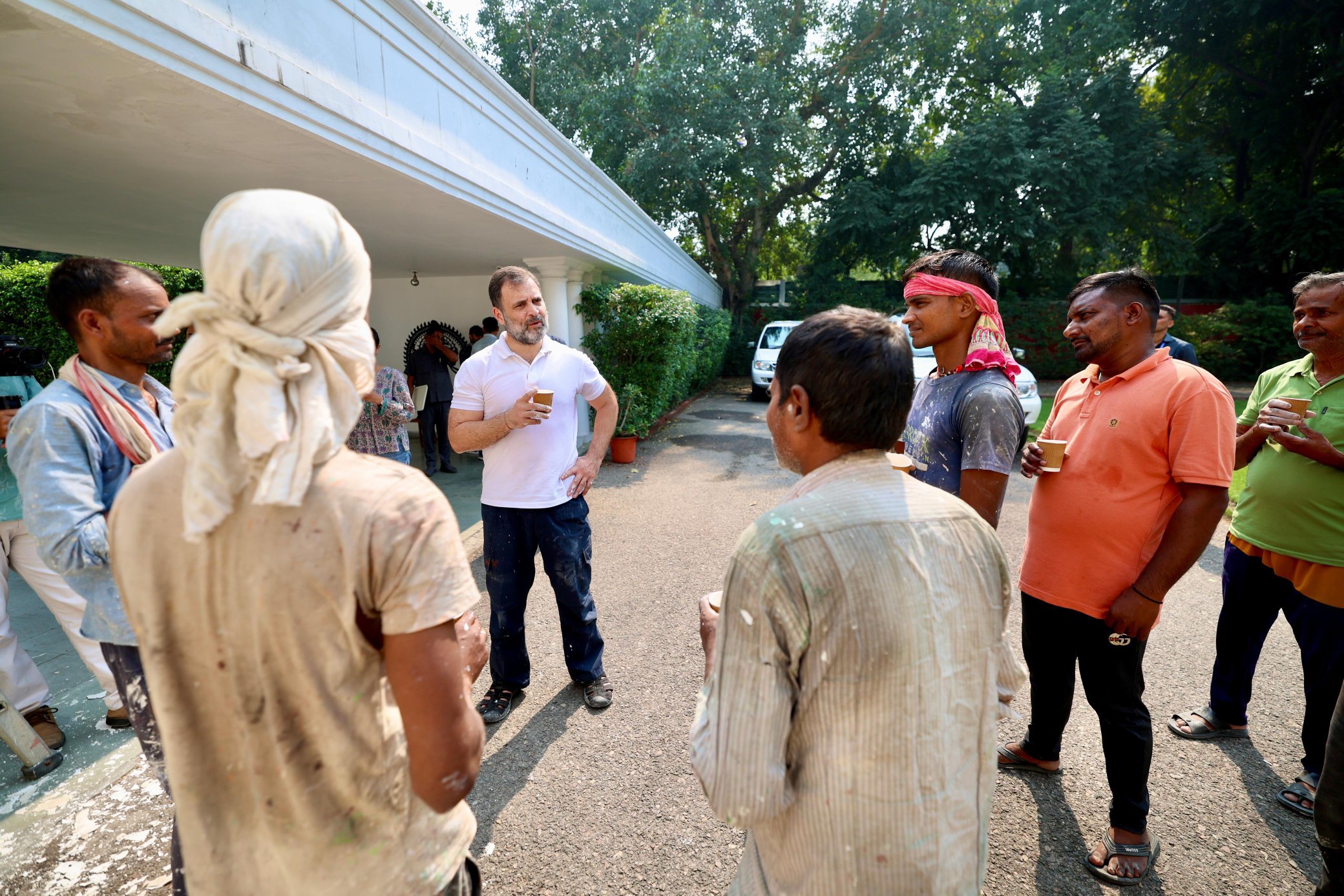 10 जनपथ में मजदूरों संग काम करते दिखे नेता प्रतिपक्ष राहुल गांधी, एक दिवाली… -Leader of Opposition Rahul Gandhi was seen working with laborers at 10 Janpath, one Diwali…