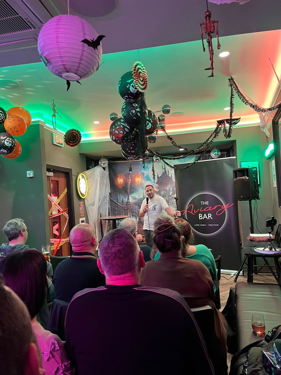 A Laugh At The Aviary tweet media