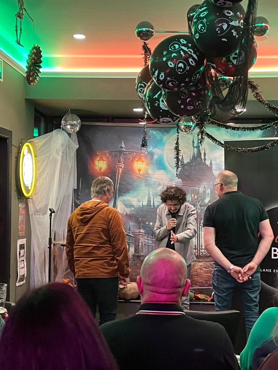 A Laugh At The Aviary tweet media