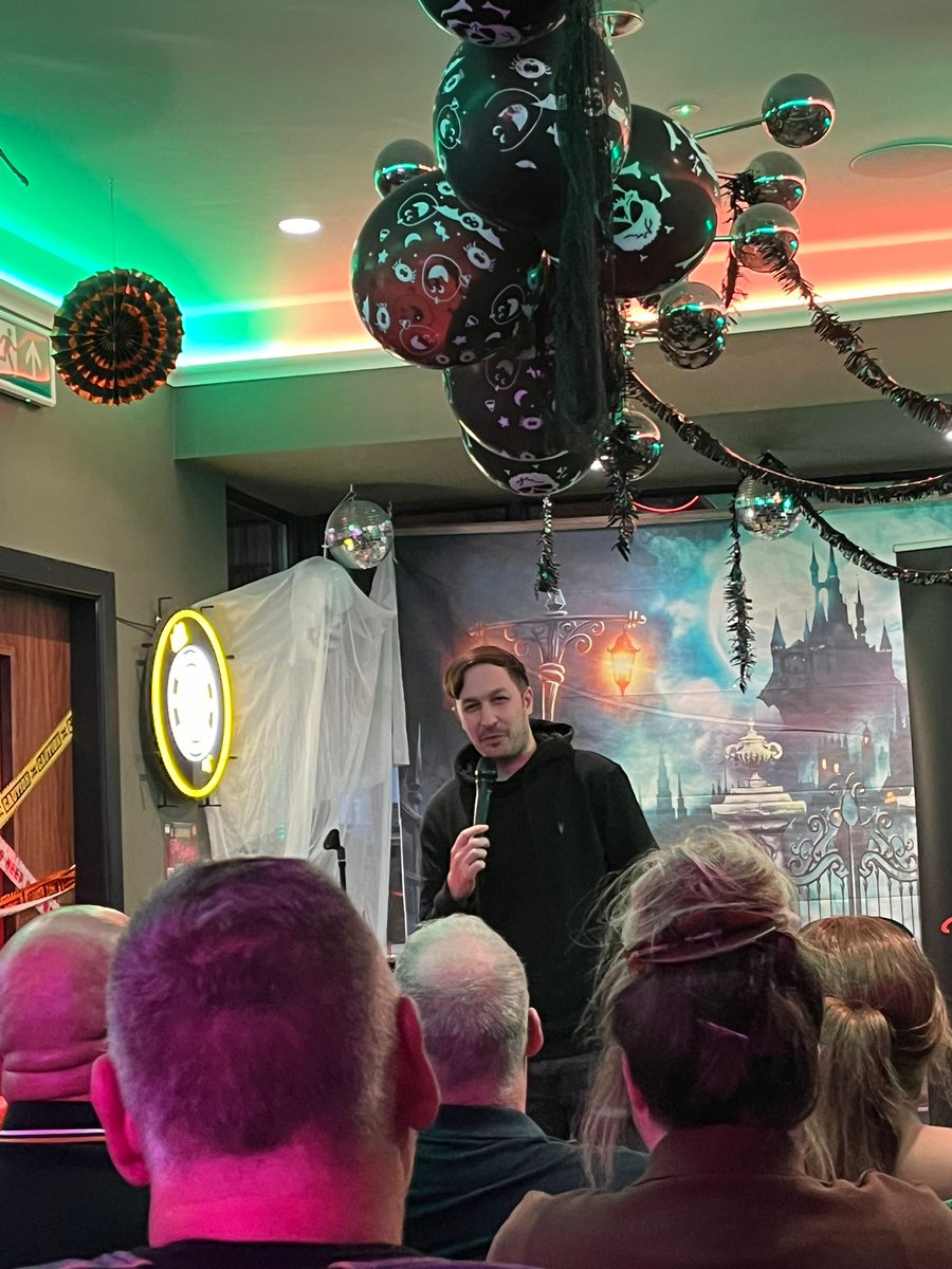 A Laugh At The Aviary tweet media