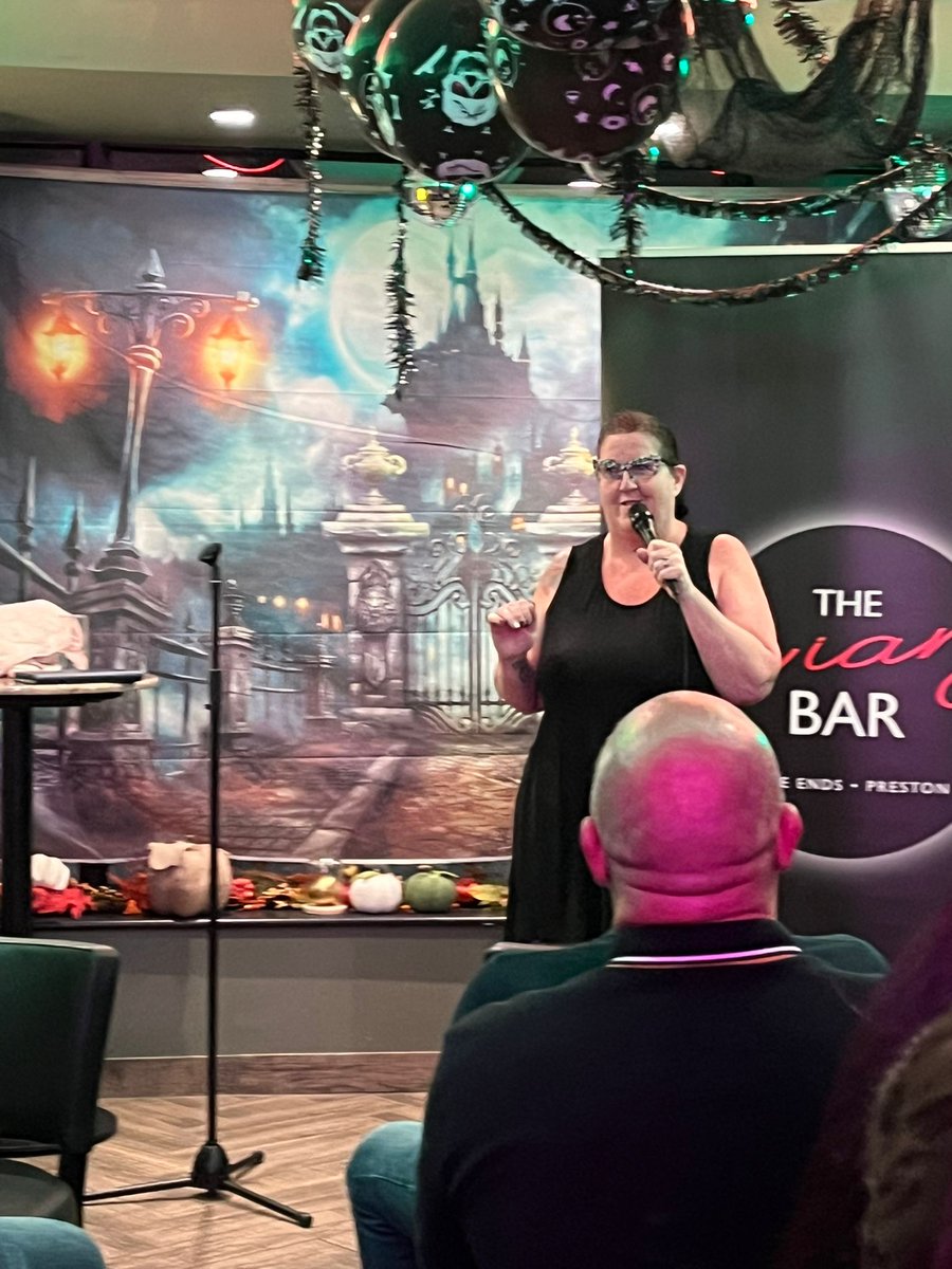 A Laugh At The Aviary tweet media