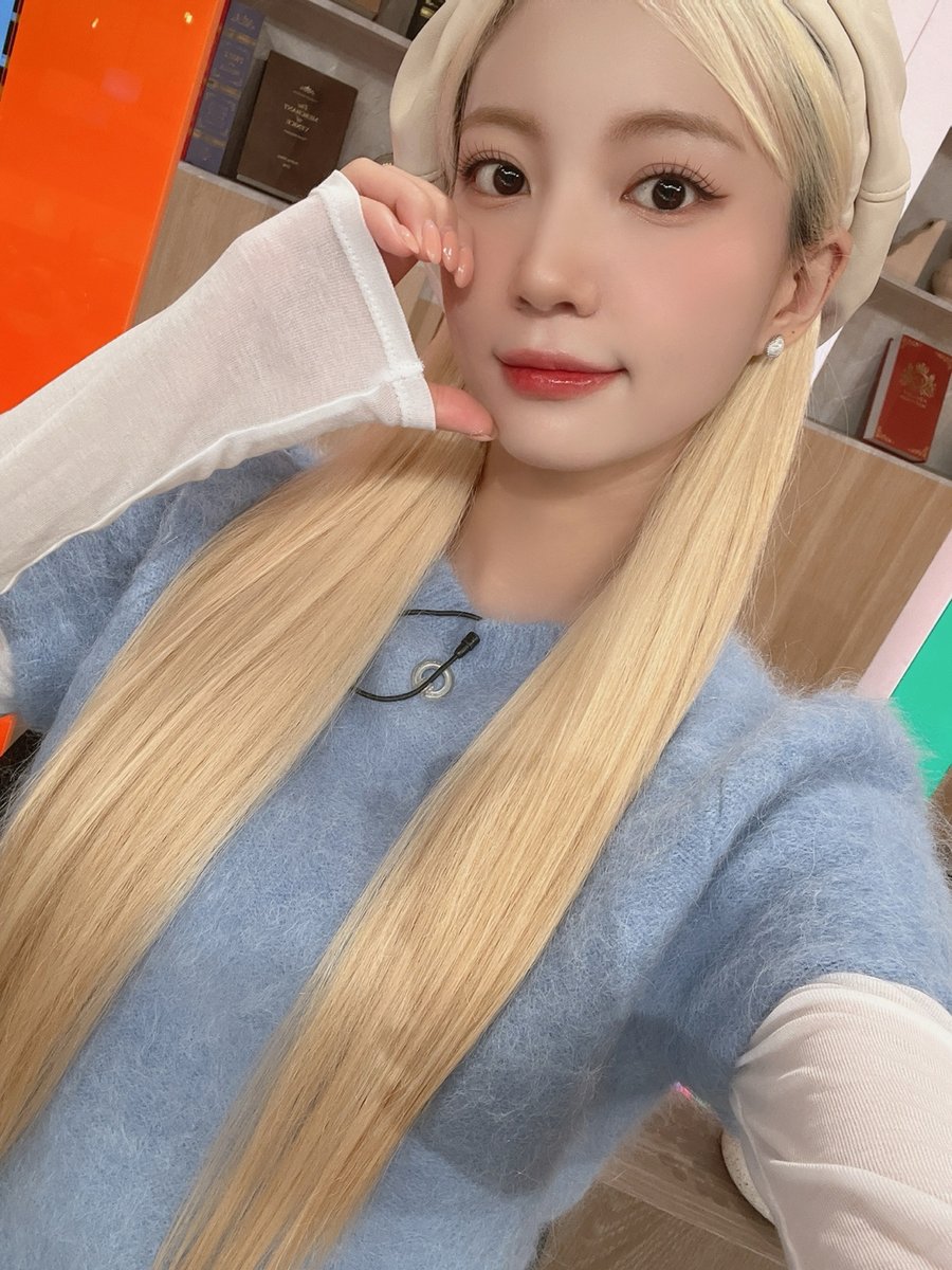 8_OHMYGIRL's tweet photo. [#OHMYAir] 잠시 후 7시 10분, 'KBS1 이슈 Pick, 쌤과 함께'에 #유빈 이 출연합니다🥰 미국 대선을 앞둔 지금, 관심 있는 크리들은 오늘 꼭 본방사수! 유빈이와 함께 공부하자고요👀

#오마이걸 #OHMYGIRL #OMG https://t.co/Pnuh1ZKxLH