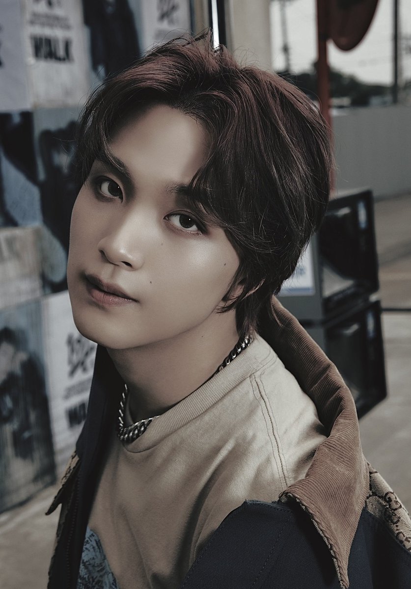 Endless emptiness was swiftly replaced by these sudden depictions, signaling the grand arrival. A stunning presence and intense gaze set in place, ensuring no chance for a single neglectful move under my control.