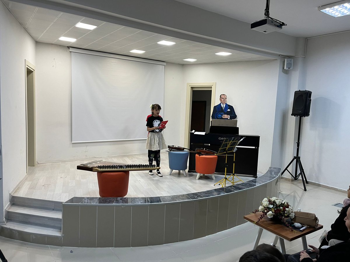 Tokat_Bilsem's tweet photo. Okulumuz Müzik Öğretmeni Ercan Öztürk ve Edebiyat Öğretmenimiz Dr. Halit Üneş'in organize ettiği, öğrencilerimizin şiirleri ve koro performansıyla eşlik ettiği Cumhuriyet Bayramı kutlamamız öğrenci ve velilerimizin de katılımıyla gerçekleştirilmiştir.
@BilsemMeb
@HuseyinKir64 https://t.co/7ZJrrCjZYP