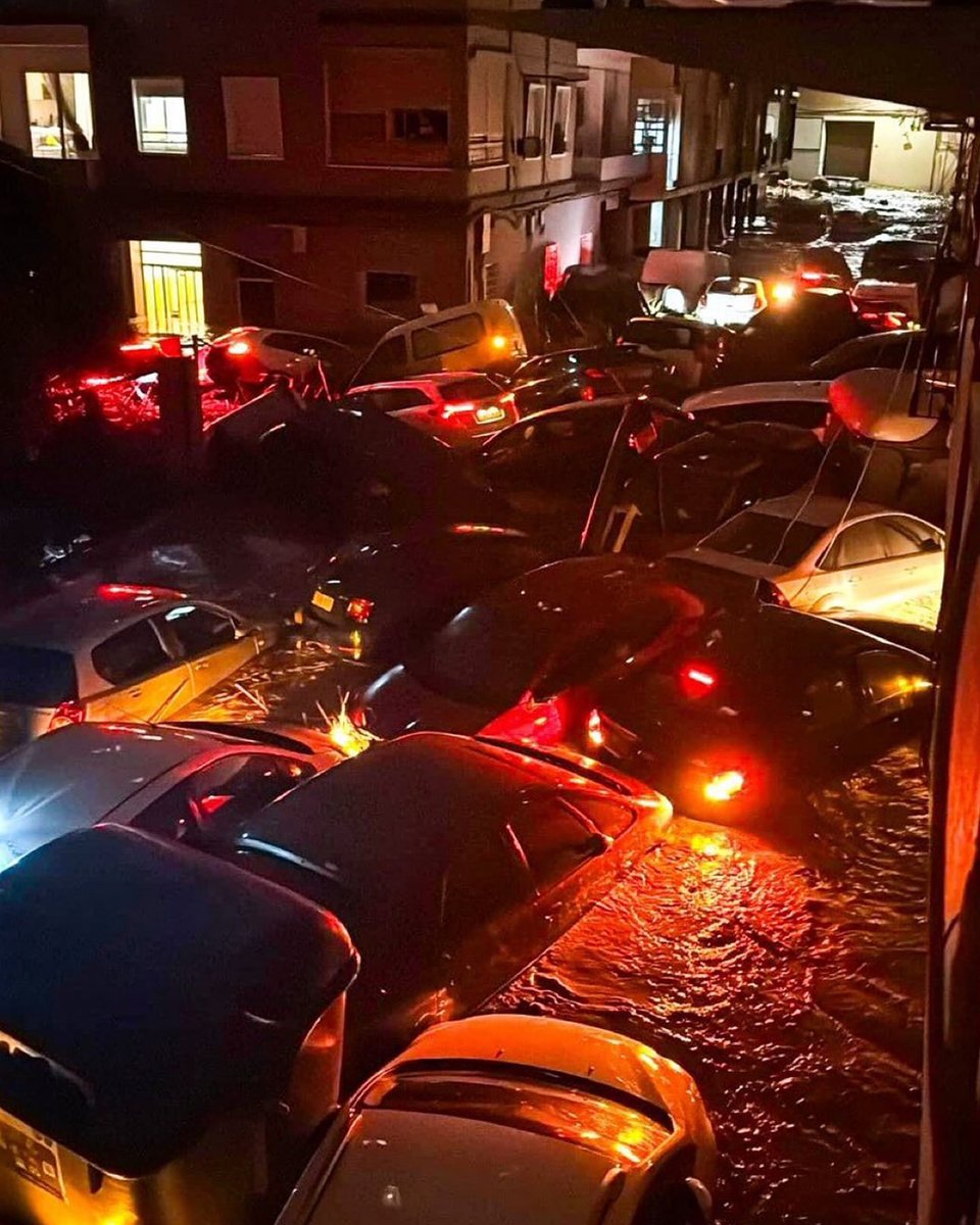 StriveME's tweet photo. مشاهد مرعبة من فالنسيا، اسبانيا بعد الفيضانات التي ضربت المنطقة وتركت السيارات متراكمة فوق بعضها في الطرقات https://t.co/GFdIlAWtfn