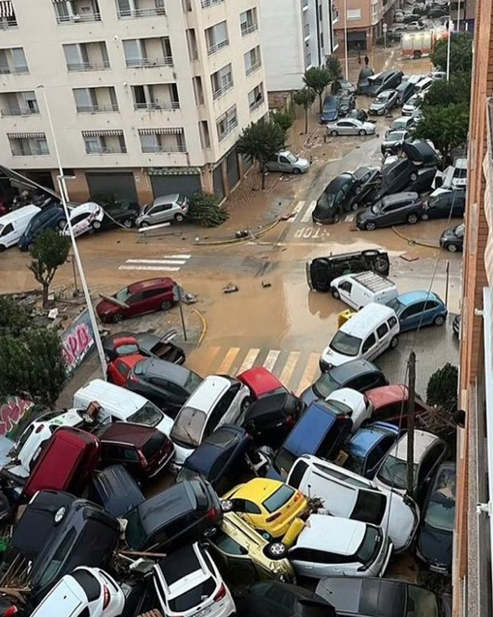 مشاهد مرعبة من فالنسيا، اسبانيا بعد الفيضانات التي ضربت المنطقة وتركت السيارات متراكمة فوق بعضها في الطرقات