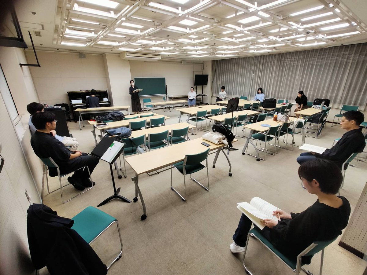 ある日の活動風景。輪になって〈水のいのち〉を題材に一人ずつ歌唱します。黒川先生からの声を出すことに関する鋭い指摘と的確な助言。メンバーと先生のやりとりは見ていてとてもおもしろい！！