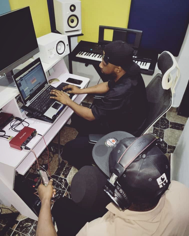 Ogb_figer's tweet photo. Happy New Month fam! 
OGB is never tired of making magic sounds
Let's go world wide 🎶🎤 https://t.co/AWVziwqUIJ