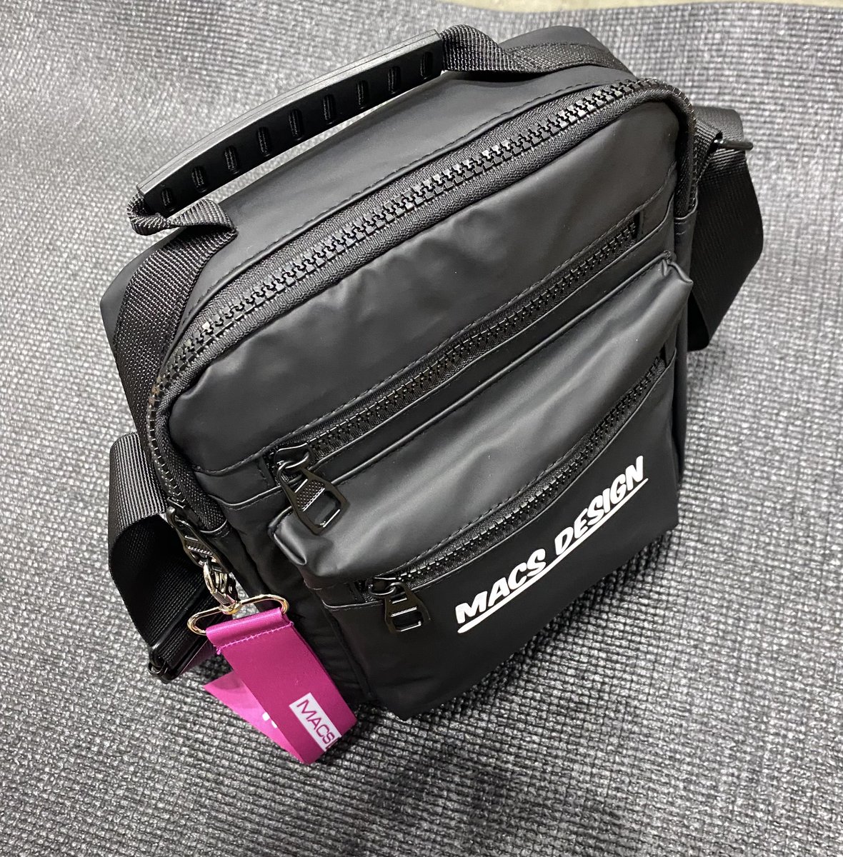 🌈新商品のご案内🌈

🔴スクエアショルダーバッグ🔴

ナイロン製。ちょうどいいサイズ。
リボンキーホルダー付き

#macsdesign
#マックスデザイン