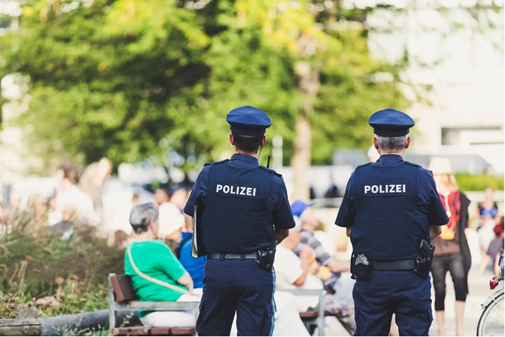GlobalSituAware's tweet photo. #Germany: #Berlin #police launch manhunt for man who left bags of #explosives at #Neuköllnstation. Man subjected to checks + fled + bag taken to nearby park for controlled explosion. Media reports bag contained #Triacetone #Triperoxide. https://t.co/wq2VSvKxI8