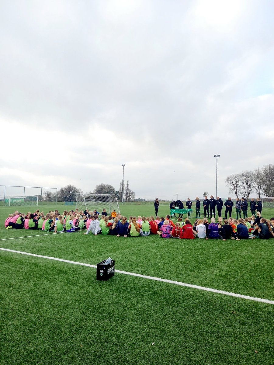 Gisteren hebben maar liefst 99 zeer enthousiaste meiden een geweldige dag gehad bij <a href="/vvwinsum/">vv Winsum</a> waar <a href="/fcgroningen/">FC Groningen</a> te gast was met "Trainen als een prof". 
De dag was dan ook uitverkocht!
Het meiden voetbal leeft enorm in Winsum én in de verre omgeving!!
