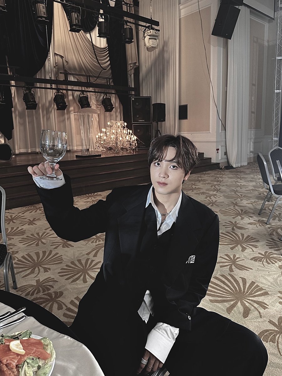 A fine night, a fine chance, a fine ambiance, all gathered in one place as I let myself be swept away by this exclusive occasion. Black and white suit played a crucial role in crafting a stunning, remarkable look that perfectly matched the entire vibe.