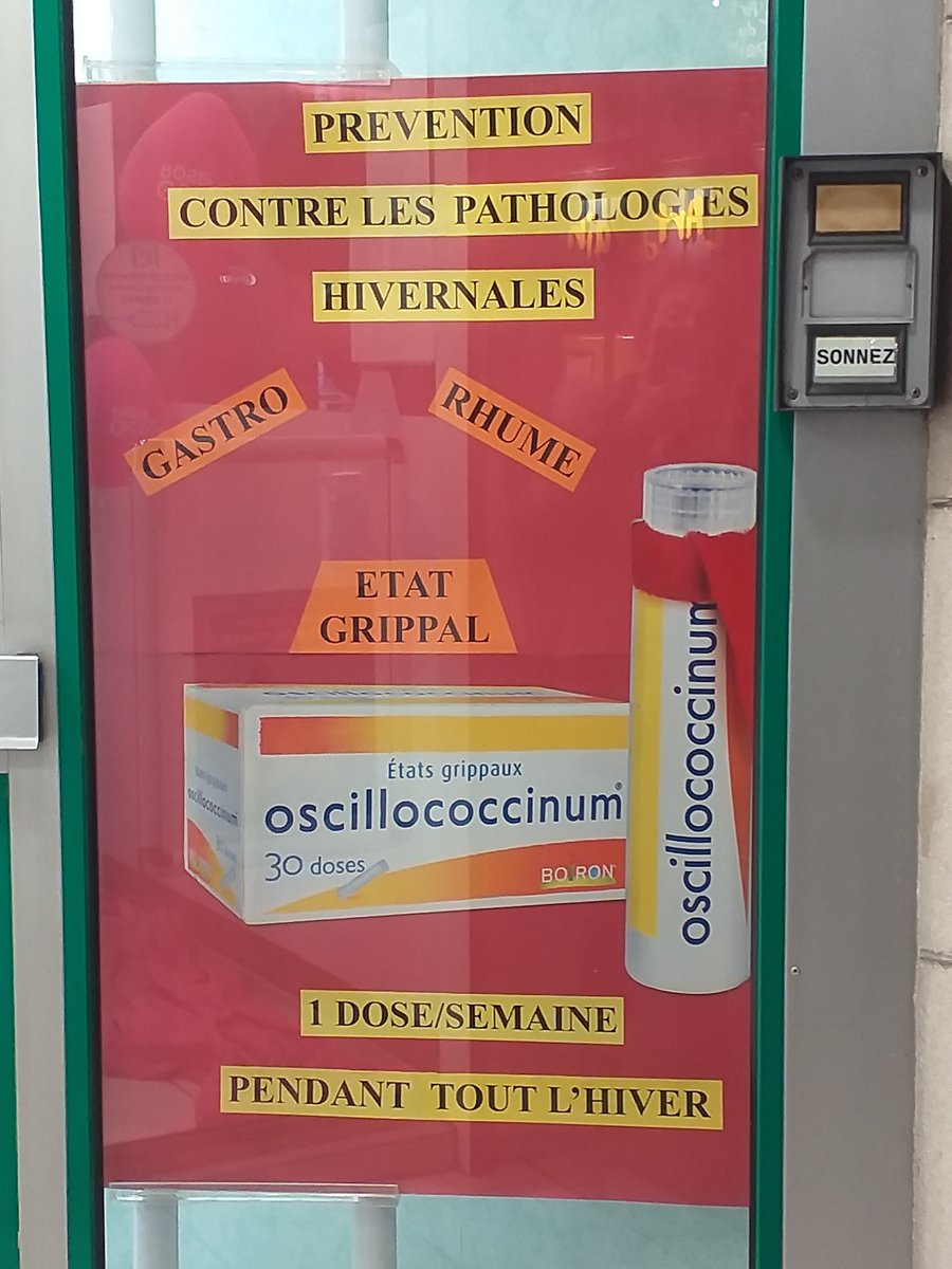 Encore et toujours des pharmacies qui incitent à l'utilisation d'Oscillococcinum dans la prévention de la grippe (et, ici, de la gastro !) : vous induisez vos patients en erreur, erreur qui peut même mener à leur décès ! Oscillo N'EST PAS UN VACCIN (ce n'est rien, d'ailleurs !)