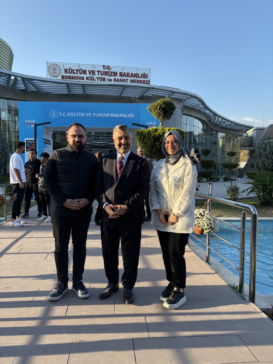 PartiBornova's tweet photo. Kültür Yolu Festivali kapsamında düzenlenen “Sokak Lezzetleri Kısa Film Yarışması” ödül töreninde, RTÜK Başkanı sn. @ebekirsahin beyefendi ile birlikteydik.

@aysekesir 
@Bilalsaygili 
@EmelDalkirann https://t.co/FMl6zSzAwO