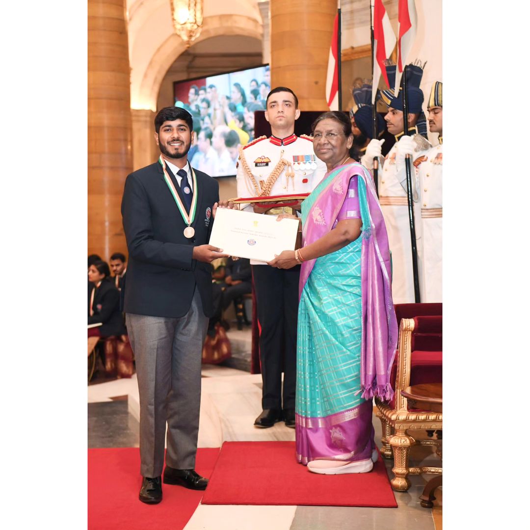 moodravindarjsp's tweet photo. Many more happy returns of the day @manoj_khanna #NSS Awarded By @drupadimurmu&amp;Good Relationship with Manoj bhai https://t.co/md4UFmqUON