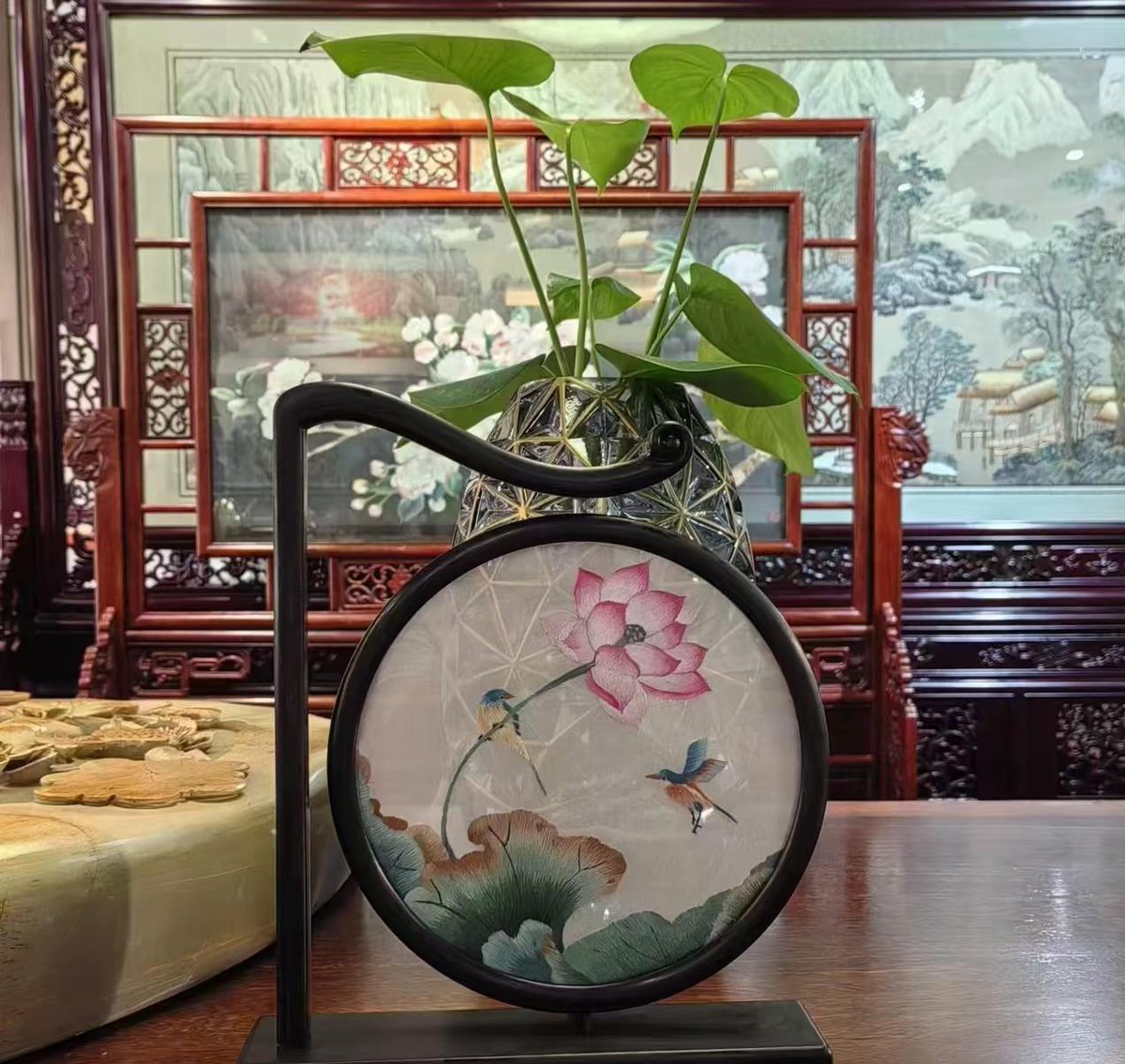 DiscoverAnyang's tweet image. Great artcrafts!💯 "Anxiu" Embroidery is a cultural brand of northern hand embroidery in Anyang.Its biggest characteristic is combining painting with embroidery.“Anxiu" Embroidery takes local culture, landscape and famous figures as subjects.
#Art #Folkculture #Worldcivilization