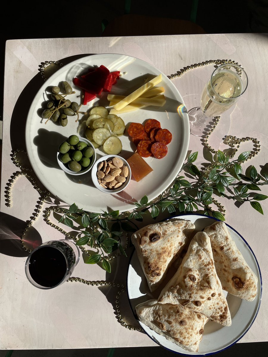 thelidocafe's tweet photo. £25 CHRISTMAS SET MENU IS HERE! 

Book before November 15th for parties if 4 or more to get a free glass of Buck’s Fizz on the house 🥳 

#christmas #setmenu #book #buylocal https://t.co/45O09xKZ0c