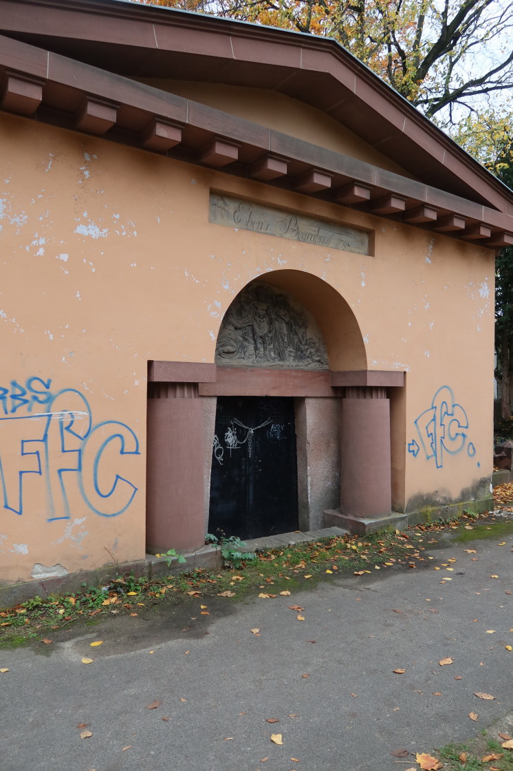 LuisenstadtF's tweet photo. Für mich ist das die #Schändung eines #Grabes. Für andere typische Berliner Folklore.
Dieses Mausoleum auf einem der #Friedhöfe vor dem Halleschen Tor hat es ziemlich erwischt. Auch viele andere waren beschmiert. https://t.co/JRC9f24Vj7