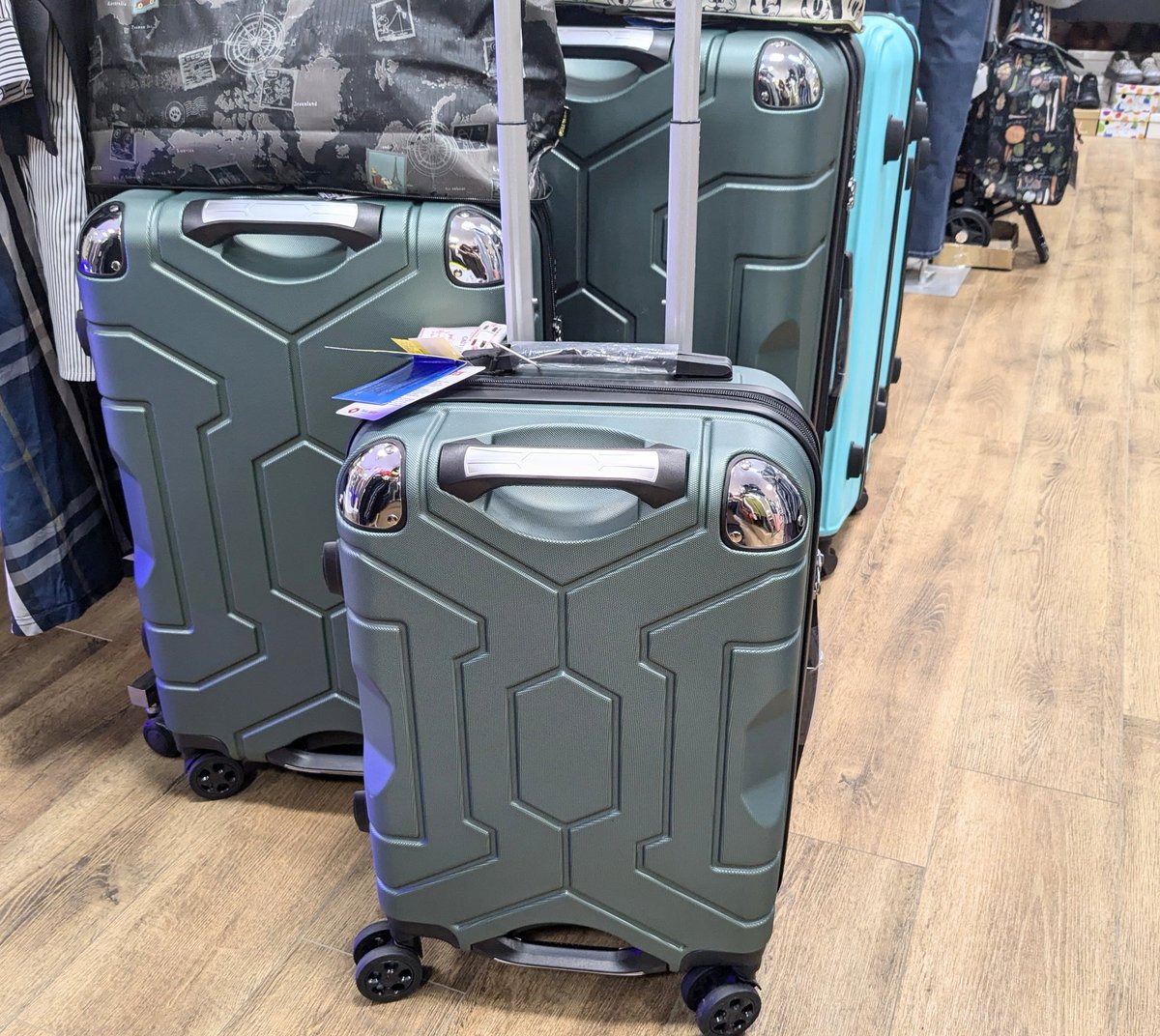 meirin_cat37's tweet photo. 【秋のお出かけ応援セール】の目玉商品、キャリーケースが大量に入荷致しました！
Sサイズ5500円、1番大きなLサイズでも9900円と大変お安く今ならい色々な色、種類がありますよー👍
旅行、防災用、入院用などに安いときに購入しておくのがオススメです🎃
 #ラパーク #岸和田  #春木  #スーツケース https://t.co/GaFFDgiBOn