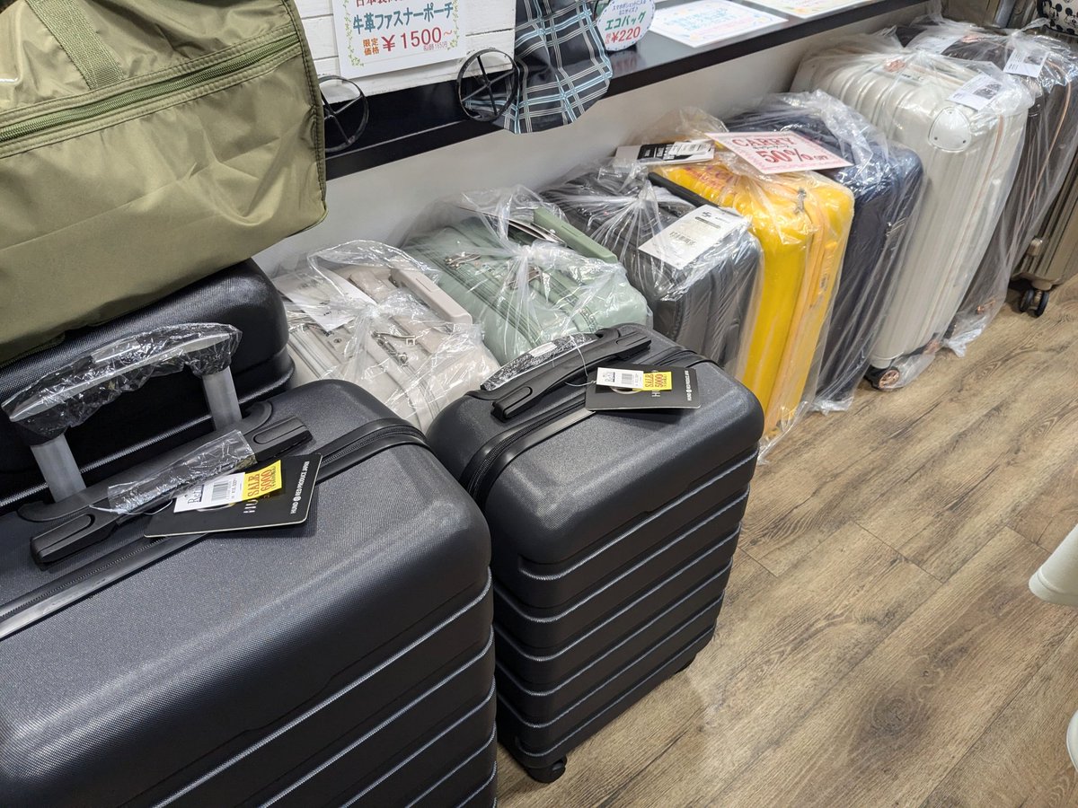 meirin_cat37's tweet photo. 【秋のお出かけ応援セール】の目玉商品、キャリーケースが大量に入荷致しました！
Sサイズ5500円、1番大きなLサイズでも9900円と大変お安く今ならい色々な色、種類がありますよー👍
旅行、防災用、入院用などに安いときに購入しておくのがオススメです🎃
 #ラパーク #岸和田  #春木  #スーツケース https://t.co/GaFFDgiBOn
