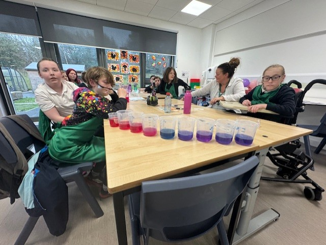 CedarbankSchool's tweet photo. S1 were super safe scientists this week. They used the purple potions made by S3 and made a rainbow of colours by adding it to lots of different liquids. 🤩🧪🥽 #PowerOfCuriosity #YoungSTEMLeaderWeek https://t.co/zEdS1Z0jZX