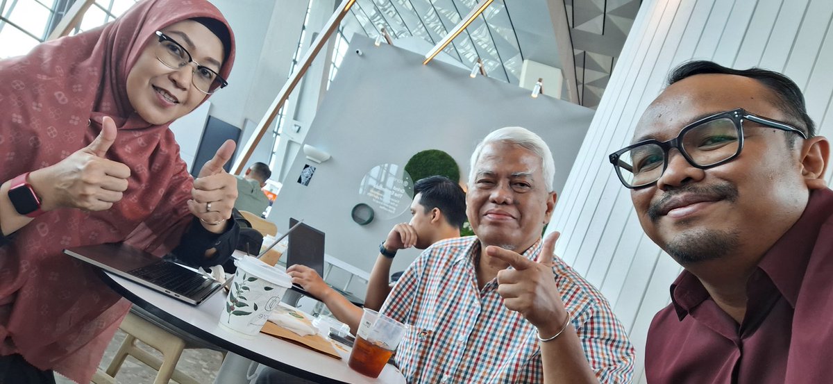 ilhamdoank's tweet photo. Alhamdulillah berkesempatan bertemu guru dan panutan bagi dunia pendidikan Matematika Indonesia. Semoga bisa mengikuti jejak beliau berdua. https://t.co/eMHeIrNtS1