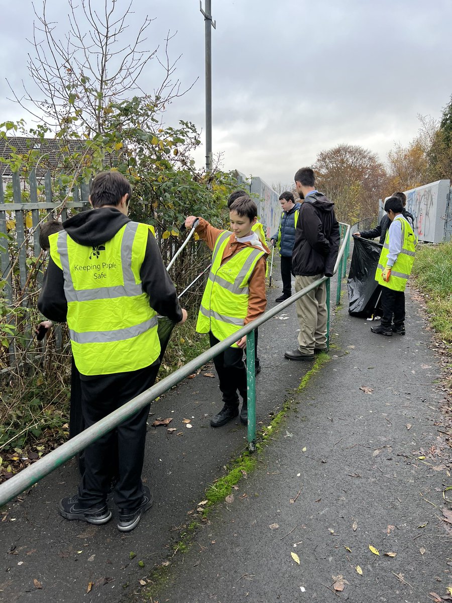RosshallGeo's tweet photo. S1 skills for success used environmental surveys to identify areas of litter around the school and in the community which resulted in some intense litter picking this week! Well done 1S3 👏🏼🚯 @RosshallAcademy https://t.co/JBrf5uMCPL