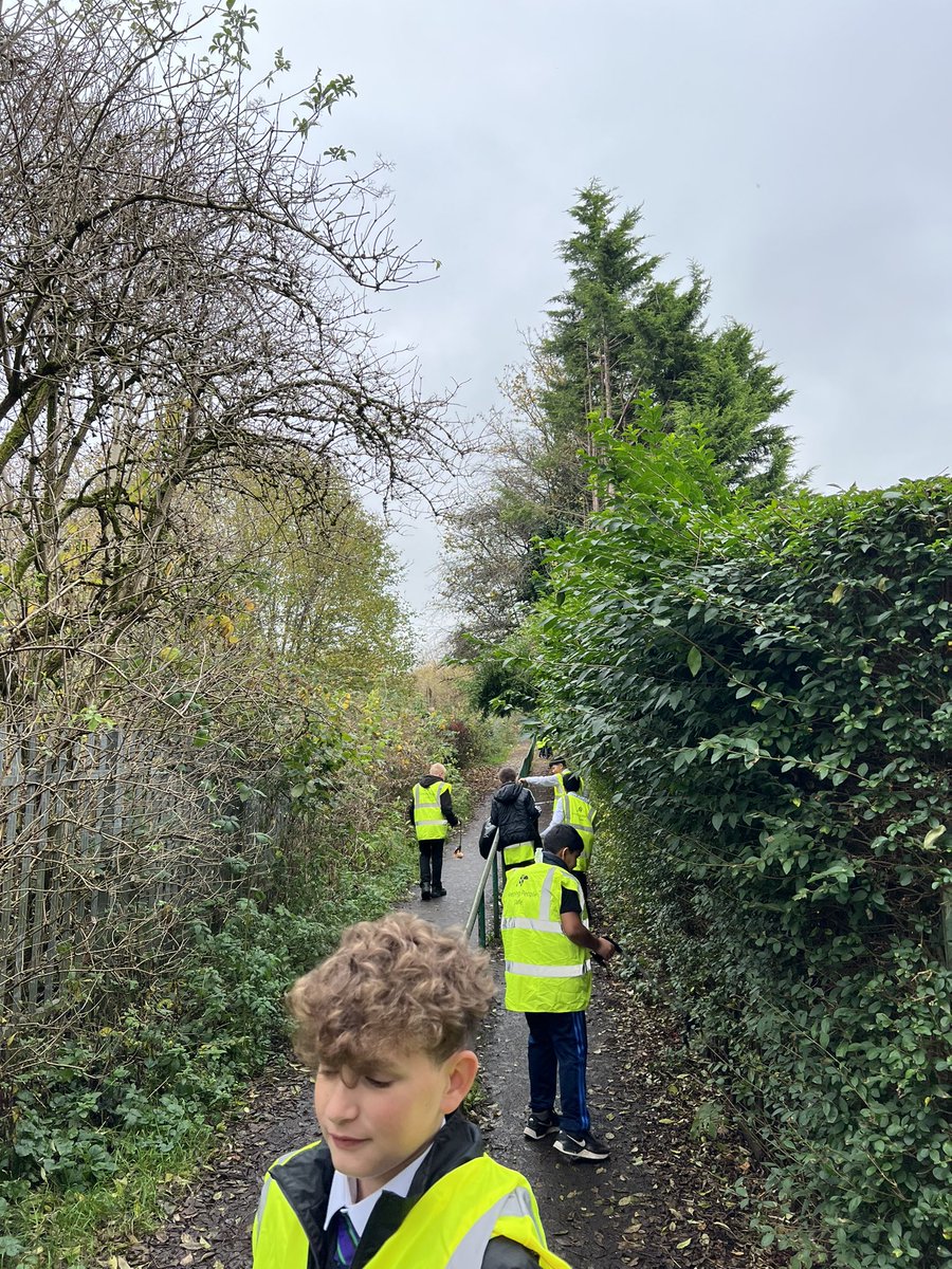 RosshallGeo's tweet photo. S1 skills for success used environmental surveys to identify areas of litter around the school and in the community which resulted in some intense litter picking this week! Well done 1S3 👏🏼🚯 @RosshallAcademy https://t.co/JBrf5uMCPL