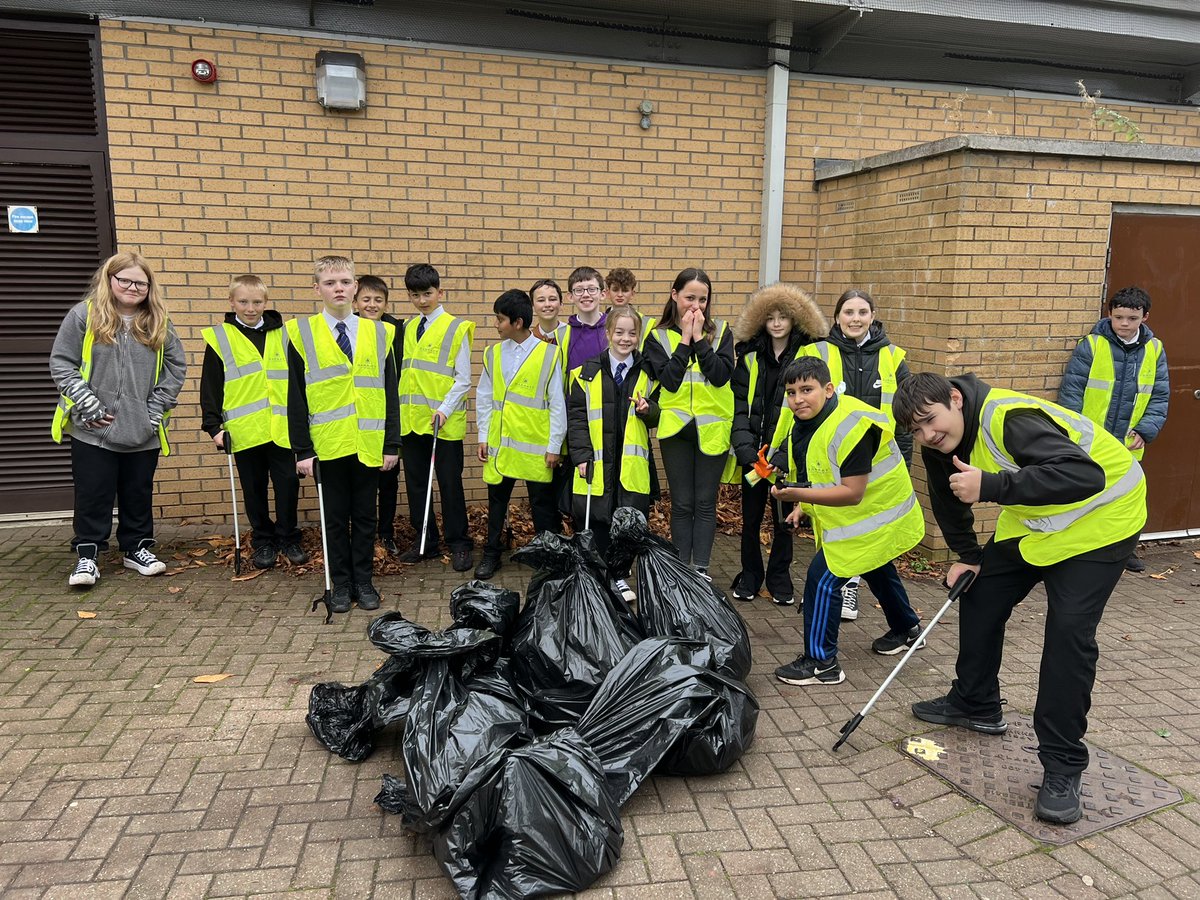 RosshallGeo's tweet photo. S1 skills for success used environmental surveys to identify areas of litter around the school and in the community which resulted in some intense litter picking this week! Well done 1S3 👏🏼🚯 @RosshallAcademy https://t.co/JBrf5uMCPL