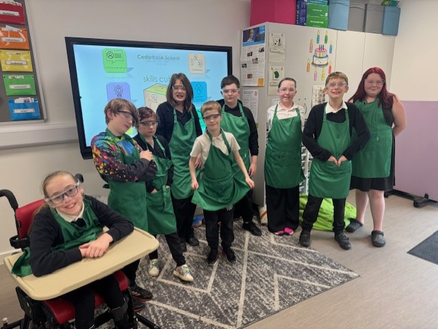 CedarbankSchool's tweet photo. S1 were super safe scientists this week. They used the purple potions made by S3 and made a rainbow of colours by adding it to lots of different liquids. 🤩🧪🥽 #PowerOfCuriosity #YoungSTEMLeaderWeek https://t.co/zEdS1Z0jZX