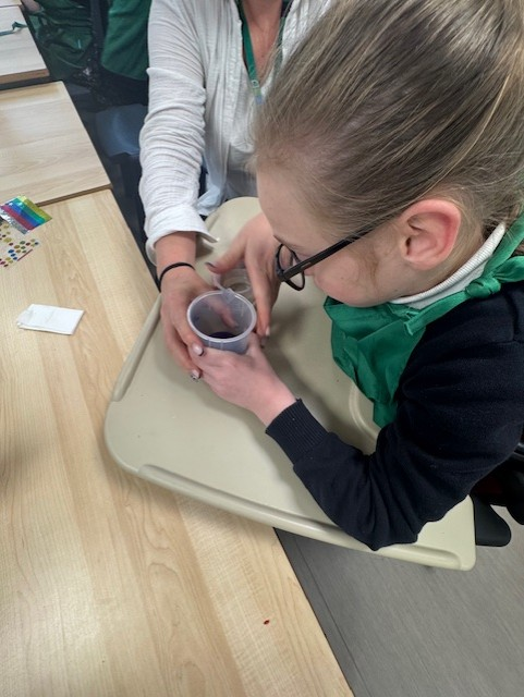 CedarbankSchool's tweet photo. S1 were super safe scientists this week. They used the purple potions made by S3 and made a rainbow of colours by adding it to lots of different liquids. 🤩🧪🥽 #PowerOfCuriosity #YoungSTEMLeaderWeek https://t.co/zEdS1Z0jZX