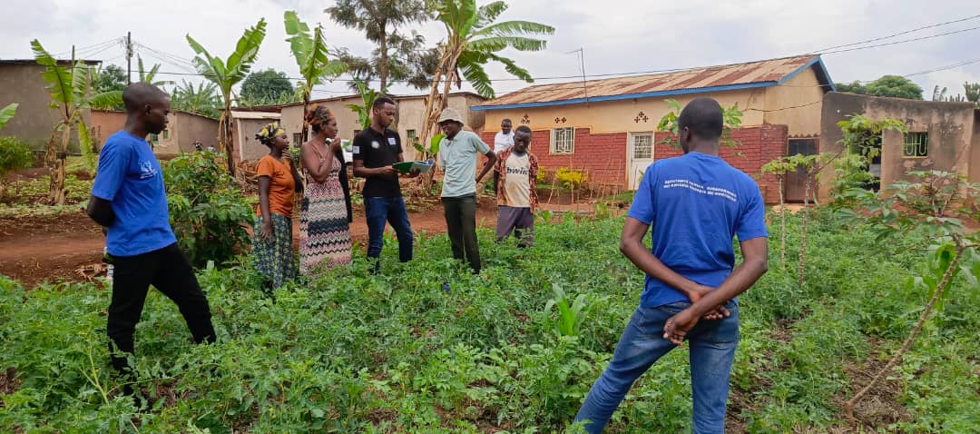 UyisenganImanzi's tweet photo. Farmers are adopting good agricultural practices and record-keeping to boost their yields, and they are making sustainable farming a reality by providing safer, high quality produce. Thanks alot to @WJRelief who supports the #EnableProject through @UyisenganImanzi https://t.co/Pc3MBI1tf0