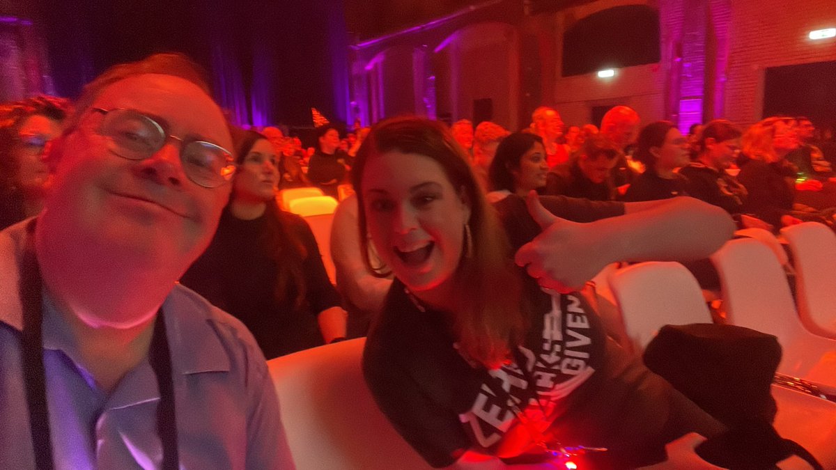 Queen_fennec's tweet photo. Day 2 of #WICCON from @wicca_NL with the one and only, the Bert! https://t.co/KOI5dTS4zZ