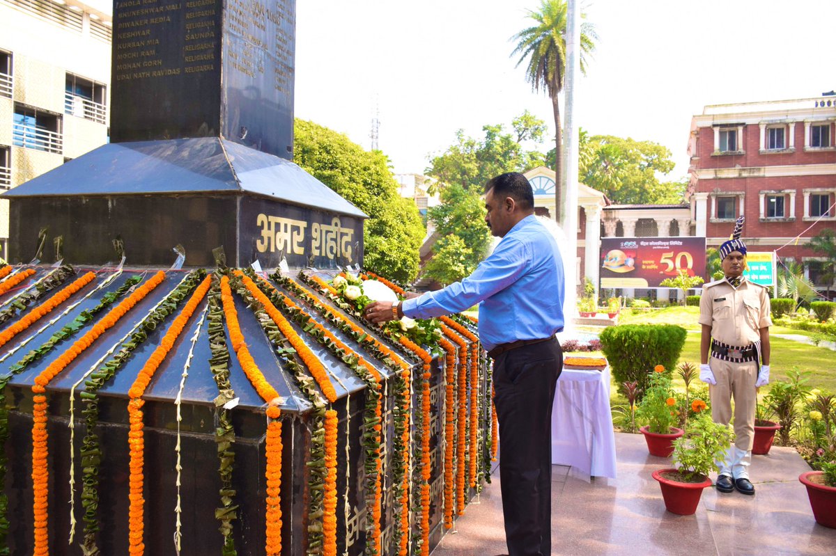 CCLRanchi's tweet photo. Coal India Limited is  celebrating Golden Jubilee Foundation Day with great enthusiasm at CCL ! 

CMD, CCL,Shri Nilendu Kumar Singh, FD’s, CVO, Senior Official’s and a large number of employees paid floral tributes to Coal Martyrs at Shaheed Smarak. In his address, CMD CCL  highlighted the  CCL's commitment to fulfilling the Nation's energy needs. 

Flag of Coal India Limited along with flags of CCL and operational areas was unfurled, and balloons were released to mark the celebration. 

A momentous day for the company!