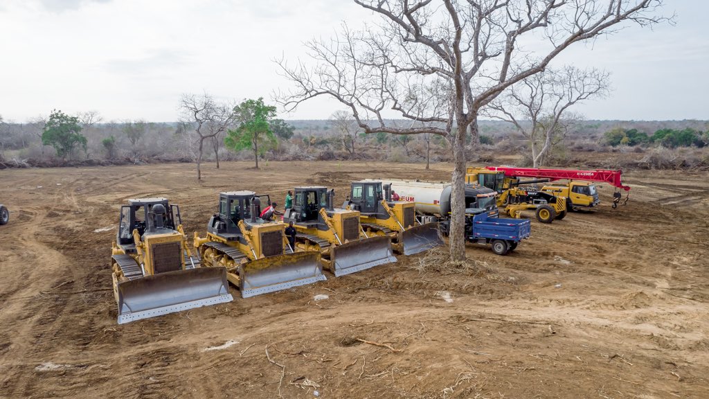 InvestTanzania's tweet photo. Utekelezaji na Uendelezaji wa Jiji la Kilimo Mkulazi - Morogoro📍

Katika hatua nzuri ya utekelezaji, eneo la uwekezaji la Jiji la Kilimo Mkulazi linaendelea kuandaliwa. Kampuni za Longping na Eagle Hills tayari zimekamilisha usafishaji wa mashamba na zinatarajia kuanza upandaji hivi karibuni.

Jiji la Kilimo Mkulazi linatarajiwa kuleta manufaa yafuatayo:

Mtaji wa Uwekezaji: Milioni 576 USD
Uzalishaji wa Sukari: Tani 150,000
Uzalishaji wa Nafaka: Tani 90,000
Ajira: Zaidi ya 20,000

Utekelezaji huu utaongeza uzalishaji wa kilimo na kuchangia katika maendeleo ya kiuchumi katika eneo hili.