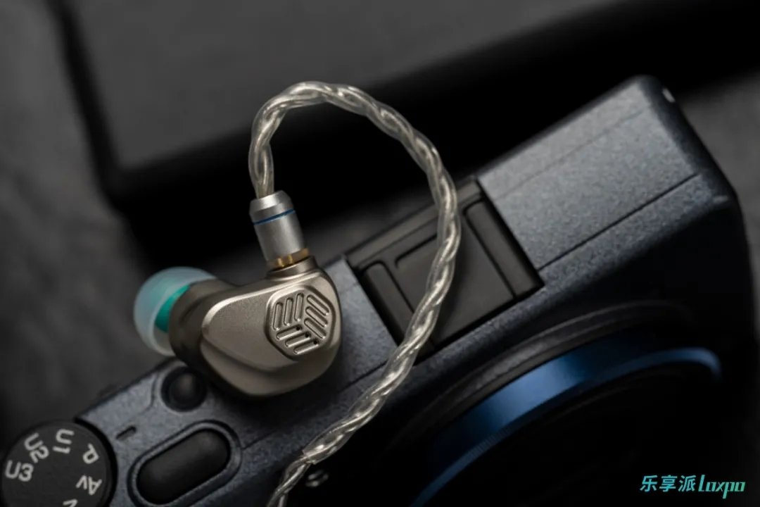 Angelears_audio's tweet photo. 🏆🏆AM850 MK2のイヤホンボディは、5軸CNC精密彫刻技術によって製造されており、ユニットには第2世代の日本製LCP液晶振動膜ダイナミックドライバーユニットが搭載されています。
✅✅フィルム延伸工法により、非線形歪みや高調波歪みを効果的に低減し、周波数応答の両端を拡張し、より多くの細部情報を再現しつつ、優れたトランジェントレスポンスを維持しています。
#AM850MK2 #イヤホン #音質