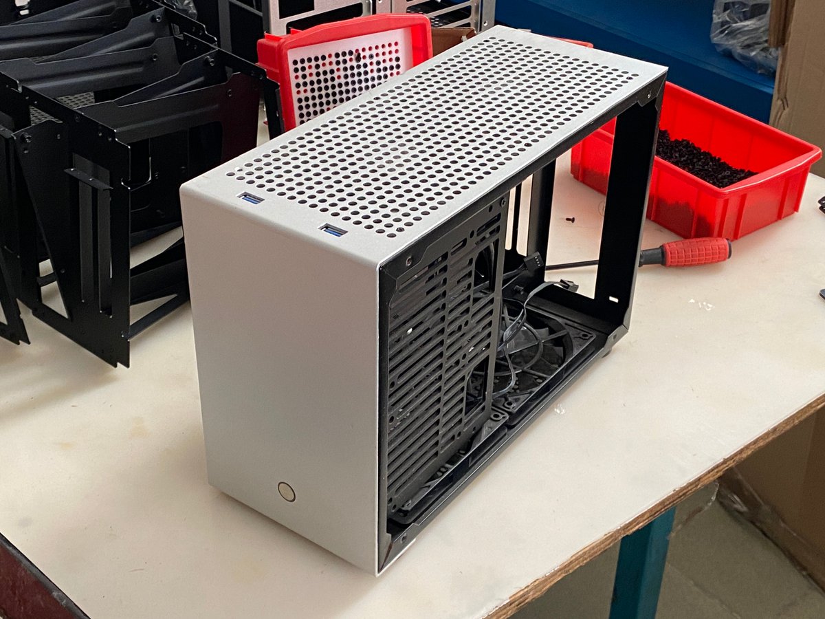 geeekstore's tweet image. While organizing the warehouse, we found a G1 prototype sample designed in 2019, and it still looks impressive even today. #geeekcase #miniitx
