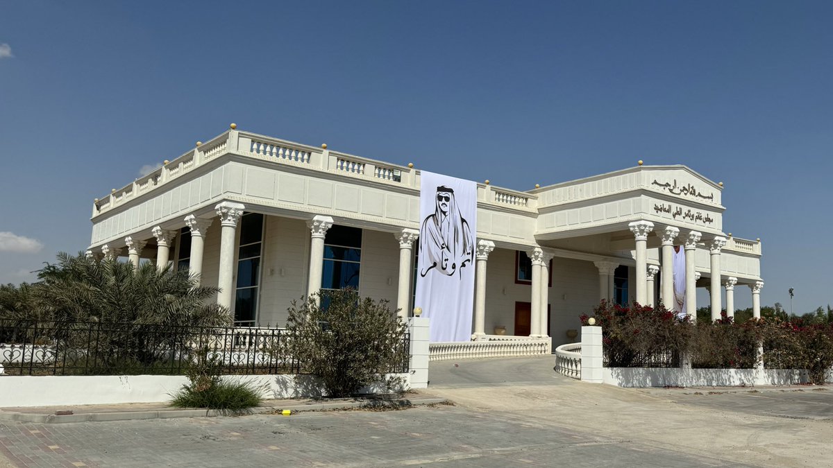 تم وتأمر <a href="/TamimBinHamad/">تميم بن حمد</a>