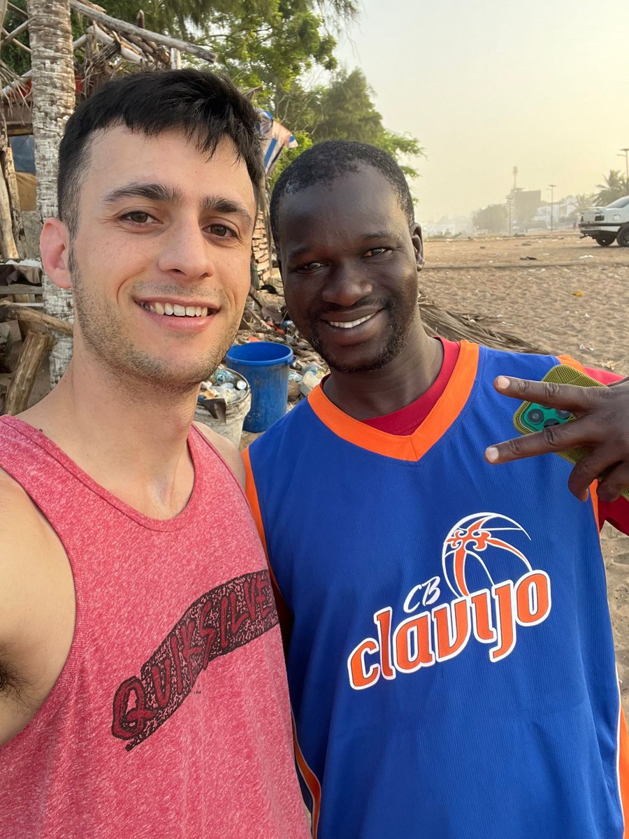 Vas paseando por Saly (Senegal) y…💙

La pasión por el <a href="/CBCLAVIJO/">Club Baloncesto CLAVIJO</a> seguro que crece en el país gracias al buen hacer de Limamou con el equipo 🫶 🇸🇳