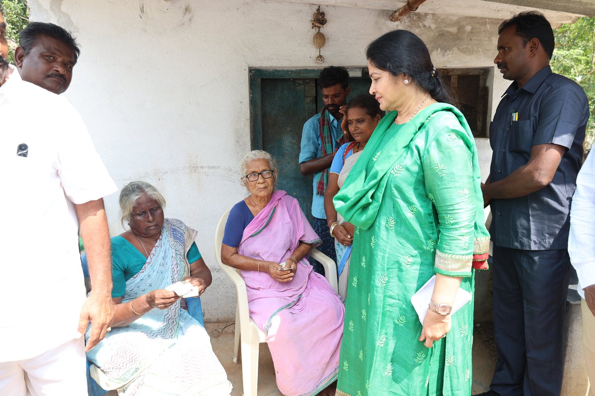 Prashanthi_VPR's tweet photo. విడవలూరు మండలం, చౌకచర్ల పంచాయతీ నందు పెన్షన్ పంపిణీ కార్యక్రమంలో పాల్గొనడం జరిగింది.
#NaraChandraBabuNaidu #AndhraPradesh #VemireddyPrashanthiReddy #KovurMLA #TDP #CBN #Team_VPR https://t.co/u8mbCGobT3