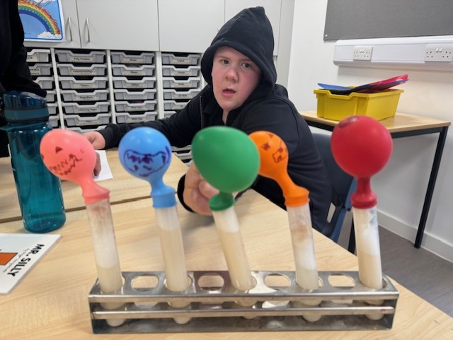 CedarbankSchool's tweet photo. 1B were super scientists this week. They set up an experiment to catch to find out if they could catch yeast pumps! 🫣 By the look of the balloons, they managed to catch a lot of them! #YoungSTEMLeaderWeek #PowerOfCuriosity https://t.co/9tYKUKpPe9