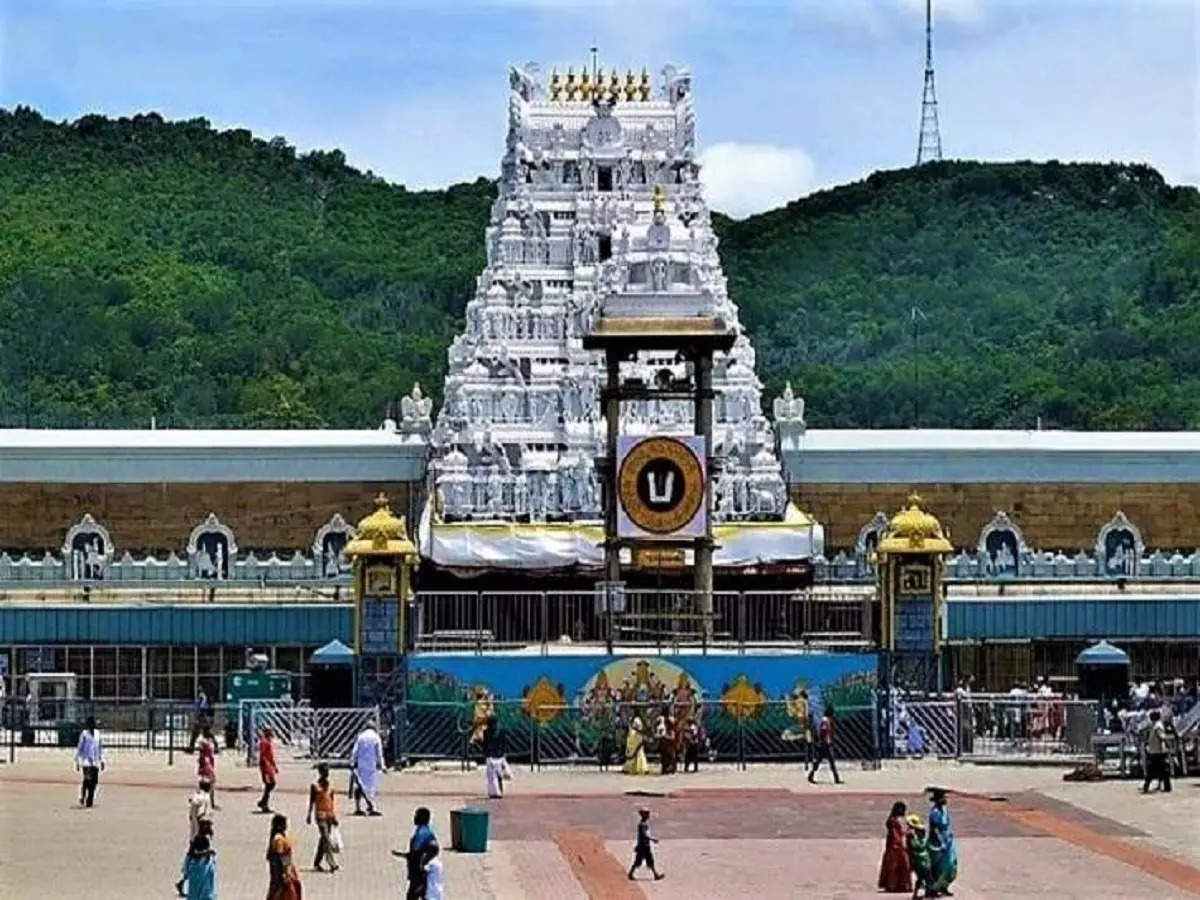 epanchjanya's tweet photo. तिरुपति मंदिर में सिर्फ हिंदू काम करेंगे!

TTD के नए अध्यक्ष ने कहा, अन्य कर्मचारियों को दूसरे विभागों में भेजने या रिटायर करने पर विचार।

तिरुमाला तिरुपति देवस्थानम (TTD) बोर्ड के नवनियुक्त अध्यक्ष बीआर नायडू ने कहा है कि भगवान वेंकटेश्वर के निवास तिरुपति मंदिर में काम करने वाले सभी लोग हिंदू होने चाहिए।

उन्होंने कहा कि वे आंध्र प्रदेश की सरकार से बात करेंगे कि दूसरे धर्म के कर्मचारियों का क्या किया जाए।

उन्होंने कहा कि ऐसे कर्मचारियों को दूसरे विभागों में भेजा जा सकता है या स्वैच्छिक सेवानिवृत्ति (VRS) दी जा सकती है।