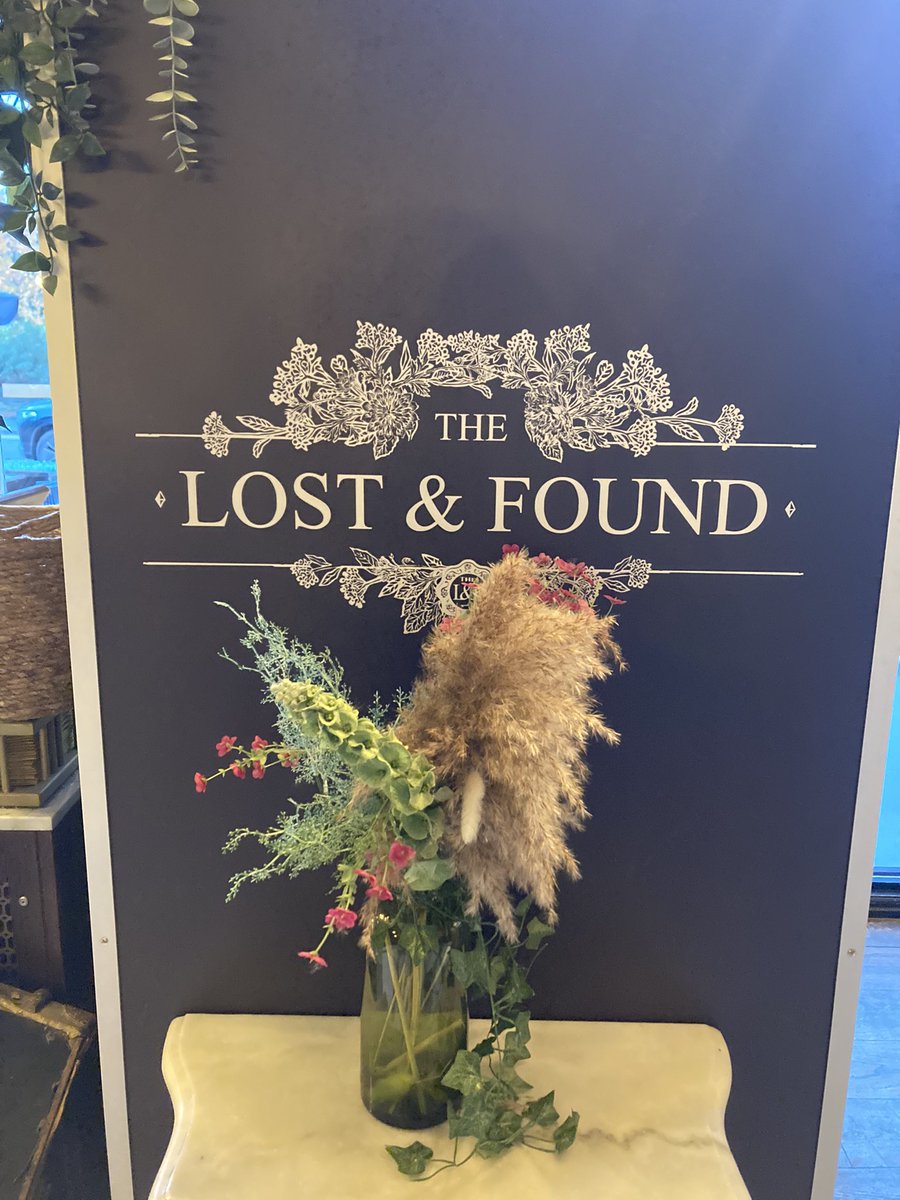 HansonsHelen's tweet photo. Come and see us at The Lost &amp; Found Knutsford for a free jewellery valuation for auction today from 10-12 you can soak up the autumnal cosy atmosphere with a coffee and cake 🍰 @HansonsUK #vintagejewelry #jewellery #knutsford https://t.co/fuJwH5mogR