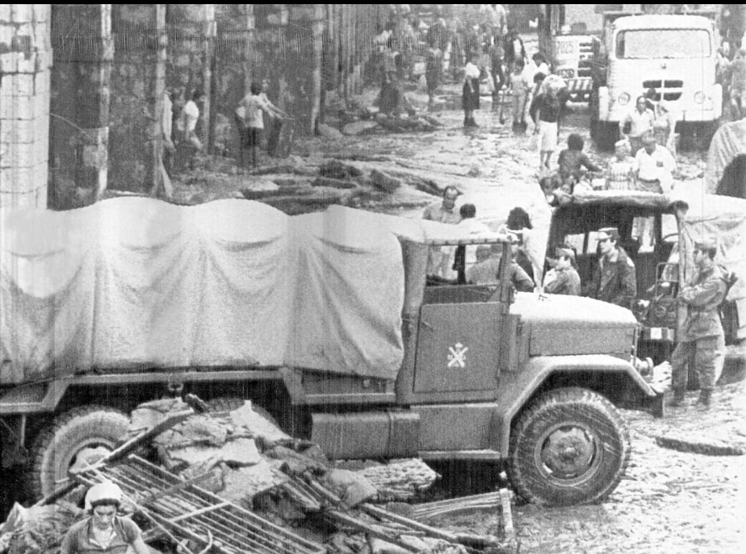 guidoprincesa's tweet photo. En las riadas de Bilbao del 83, la VI Región Militar estuvo desde el primer momento desplegada en las calles. Tenían hasta patrullas antisaqueo y un liderazgo que se hizo visible desde el primer día. Los vecinos abrían sus casas a los soldados para que llamaran a sus familias. https://t.co/9ZX6wSIFgv